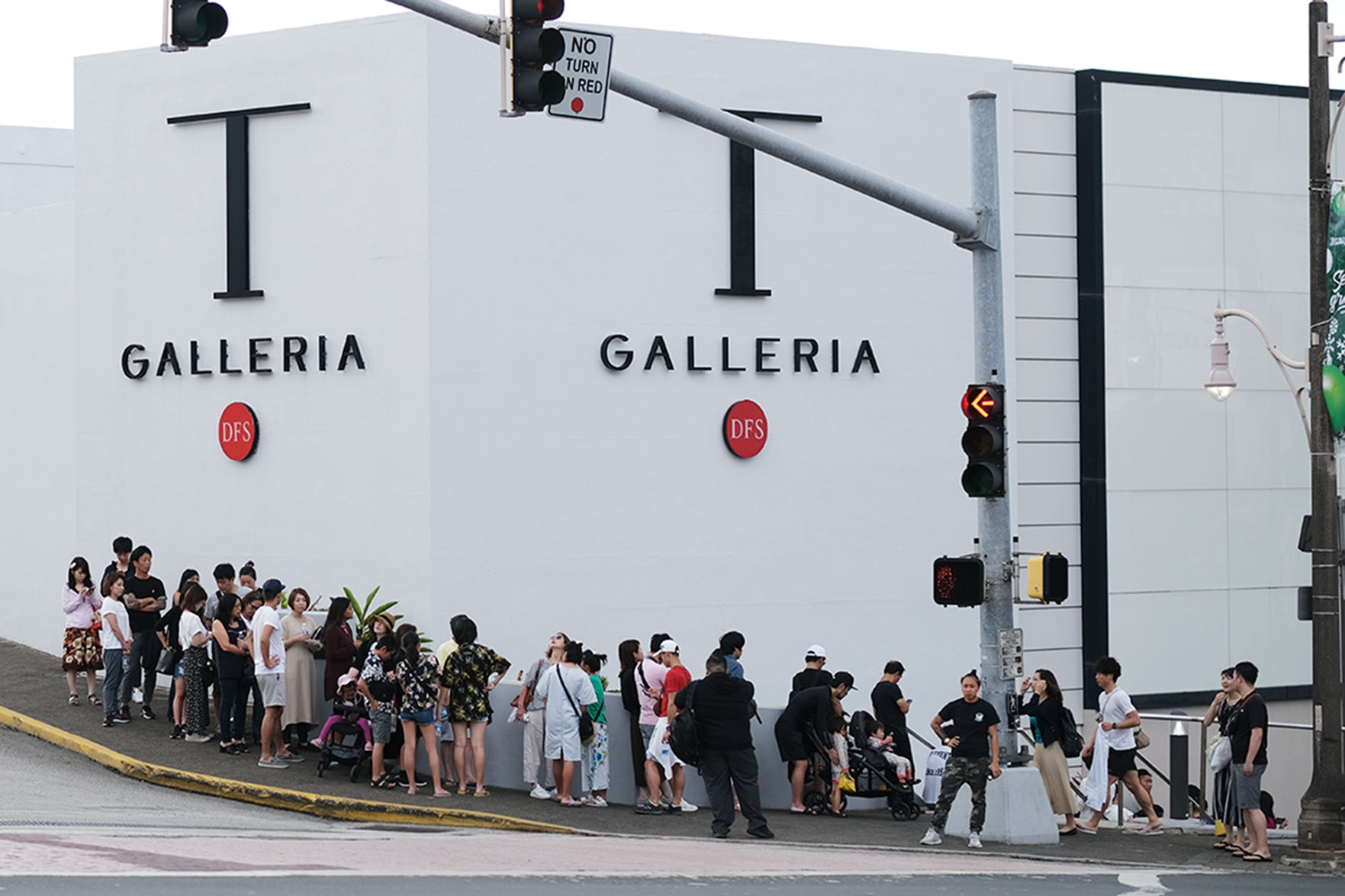 Hundreds scramble to buy mystery merchandise